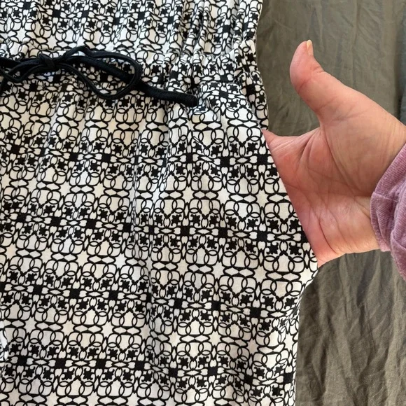 New York & Company Black white Cotton Sleeveless Romper. Size Medium. - Picture 8 of 12